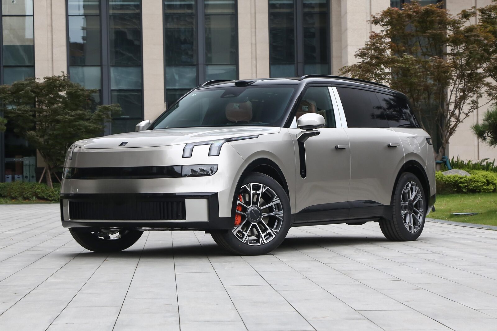 Lynk & Co 900 — official exterior